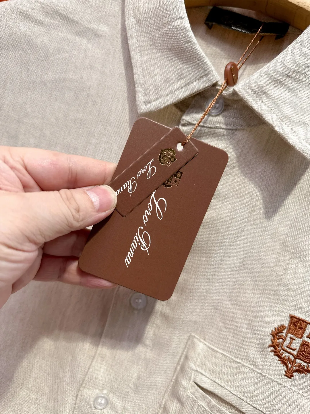LORO PIANA Loro Piana LP slightly wide version S-XL (the suit does not come apart, 💯Tencel linen) 26SS Loro piana autumn and winter models are hotly shipped | Exclusively customized official website counter Same Style LP🌟casual suit·Old money style Middle Eastern Tencel linen fabric, top shirt👔chest pocket logo🪡embroidery Pants👖Logo🪡 embroidered, 100% Tencel linen, soft to the touch and not easily deformed, anti-pilling technology, extremely comfortable on the upper body, solid color lapel shirt👔Pants👖, solid color ribbed edges full of details. The simple version is not flattering to the body shape, and the original fabrics are standard. The skin-friendly and breathable texture is suitable for all daily scenes. It can be switched between commuting and leisure with one click. It shows high-end taste in a low-key manner, and provides comfort and style throughout autumn and winter. The inner hemming is evenly and meticulously routed, and the texture and texture are super soft. It is very light and soft, and feels extremely delicate and silky. The finer the yarn, the harder it is to work, and it is very time-consuming and material-consuming. It is a super rare product. The particularity of the fabric of each piece of clothing makes it silky soft and smooth. The unique embroidery pattern on the chest, you can feel its softness and smoothness when it comes into contact with the skin! The overall design is simple and grand, continuing Classic. The calm and elegant Classic color scheme naturally exudes a casual, elegant and sophisticated style, highlighting the style of a major manufacturer. Fabric, quite wide and comfortable. Delicate, easy to wear, dry, breathable and non-stick. The texture is light and there is no pressure on the upper body, as if it can breathe. Whether it is wiring, cutting or hardware configuration, it is the highest level of craftsmanship. Every detail is meticulous and quite elegant! The minimalist style structure is grand, natural, and highly recognizable. The upper body will never go wrong with the matching performance, and there is no doubt about it! Color: Linen Gray Size: M-3XL Size charti: Top size chart: M: Shoulder width 52-bust 54-dress length 69 L: Shoulder width 54-chest 56-dress length 71 Pants size chart: M: Seat circumference 107 - Waist circumference 78 - Panty length 103 L: Seat circumference 111 - Waist circumference 82 - Panty length 105